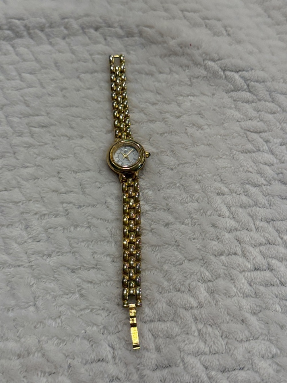 Gloria Vanderbilt Womens Gold-Tone Women's Bracelet Watch - Elegant Gold Finish